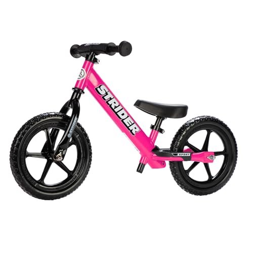 Das Strider 12 Sport Laufrad in Pink überzeugt mit geringem Gewicht, pannensicheren Reifen und einer durchdachten Ergonomie. Es richtet sich an Kinder ab 18 Monaten bis etwa 5 Jahre und bietet ideale Voraussetzungen für einen frühen, sicheren und spaßbetonten Einstieg in die Welt des Fahrradfahrens.