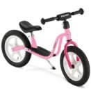 Das PUKY LR 1L überzeugt als hochwertiges Laufrad für Kinder ab etwa 2,5 Jahren. Mit durchdachter Ergonomie, sicherer Luftbereifung und robuster Verarbeitung bietet es ideale Voraussetzungen für einen spielerischen Einstieg ins selbstständige Fahren. PUKY bleibt damit seinem Ruf als Qualitätshersteller für Kleinkindfahrzeuge treu.