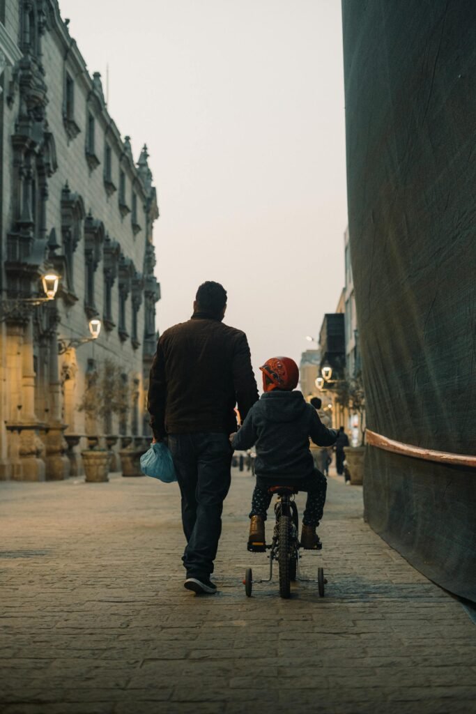 Fahrradfahren lernen mit Stützrädern? Obwohl Stützräder kurzfristig Sicherheit bieten, behindern sie langfristig den Lernprozess.